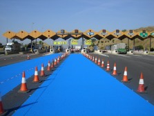 Asphaltfarbe als Farbahntrennung Autobahn